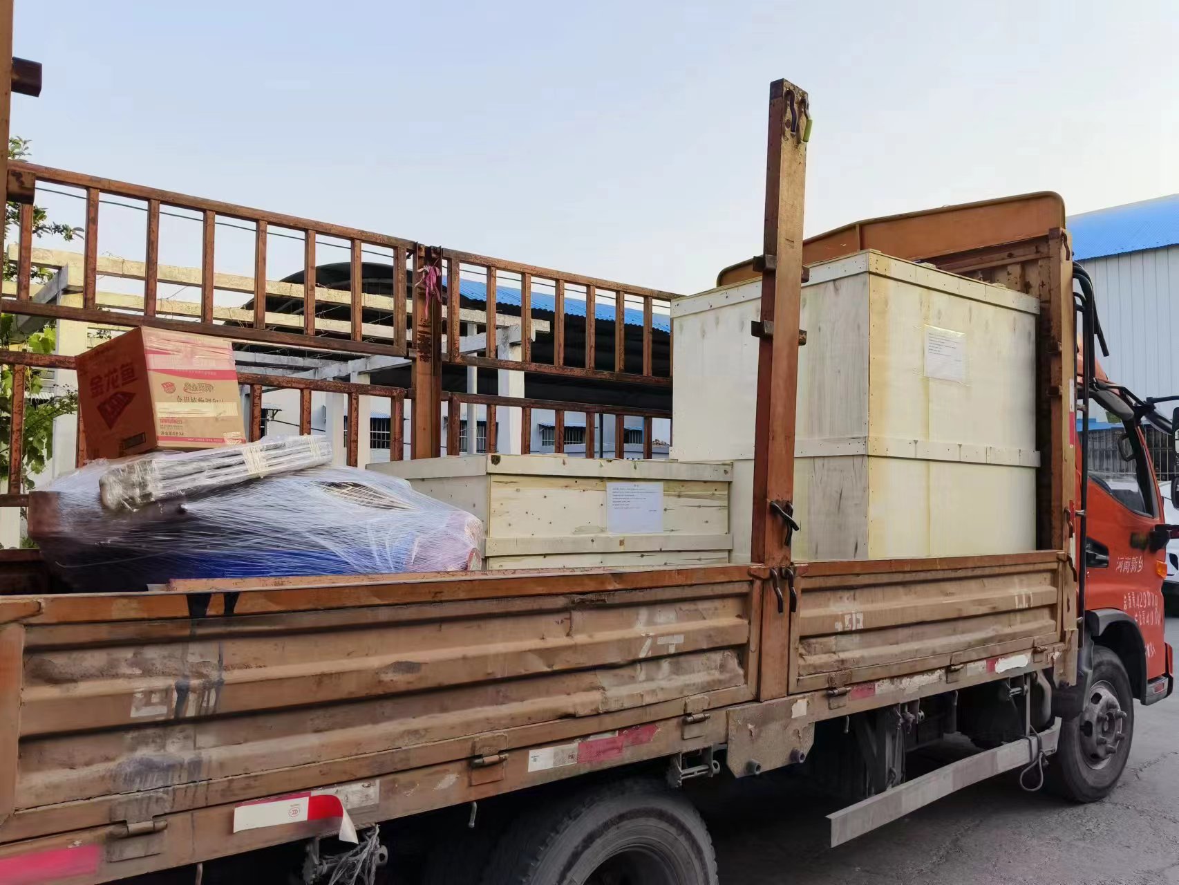 浙江超聲波振動篩和直排篩裝車完成，準備發(fā)出